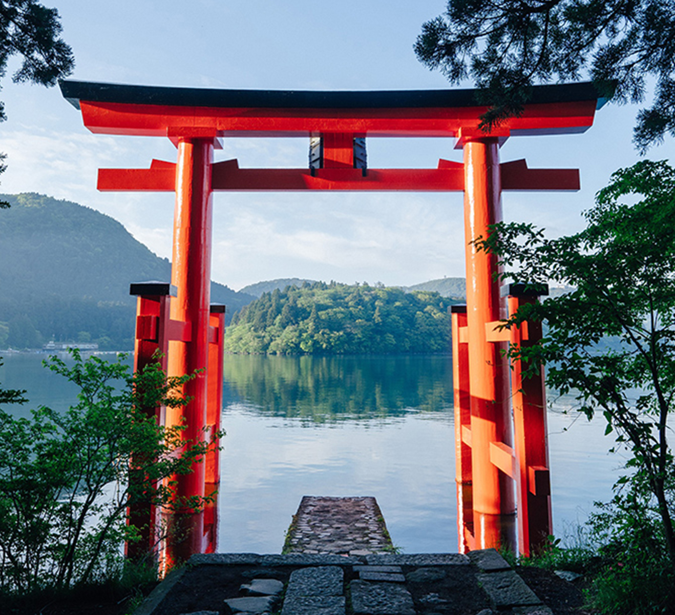 箱根神社（平和の鳥居）［徒歩16分／約1,260m］