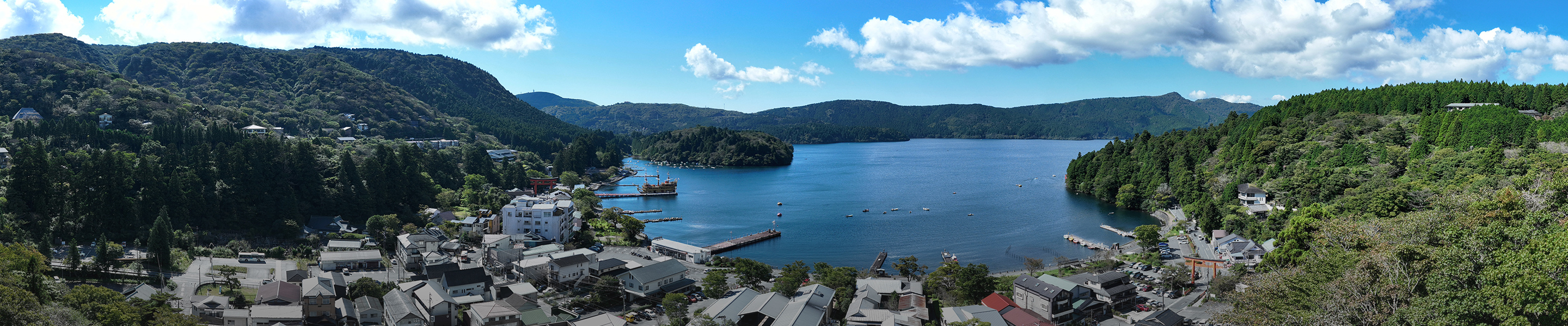 アプローチから芦ノ湖を望む眺望写真